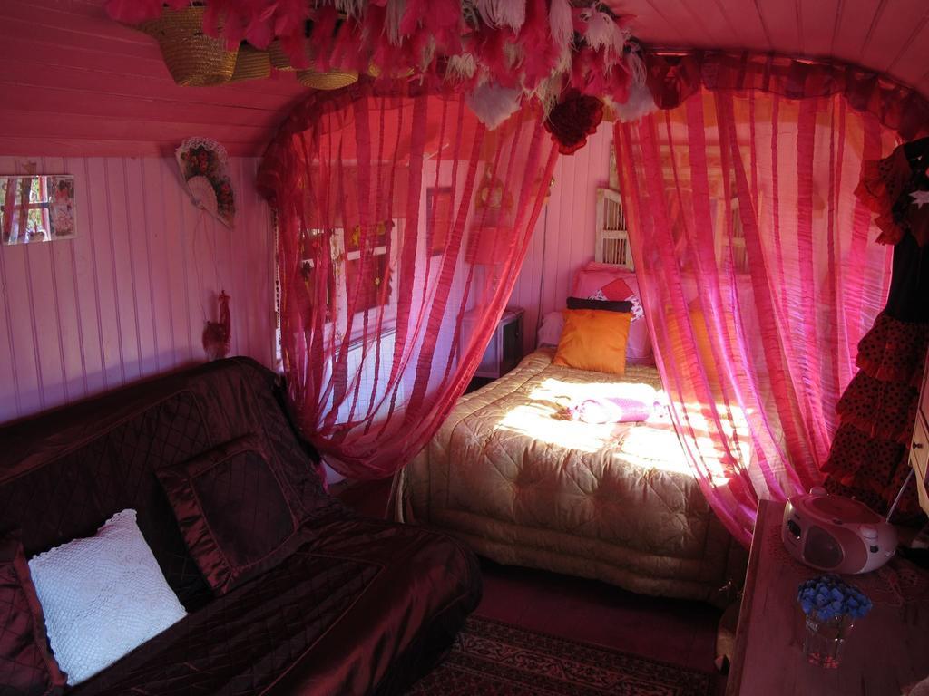 La Roulotte De Lola - Chambre D'Hotes La Celle  Exterior photo