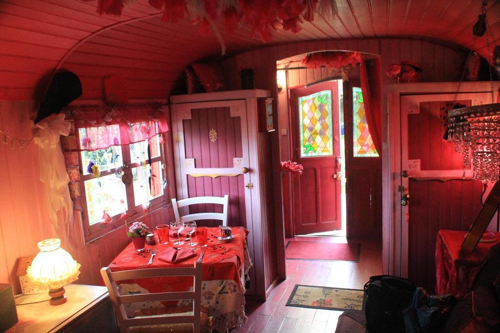La Roulotte De Lola - Chambre D'Hotes La Celle  Exterior photo